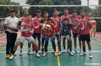 Teks Foto : Asgar Muda Angkat Trophi Volly Balll Sumpah Pemuda di Tajur Halang. IST