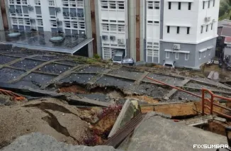Teks Foto: Longsor akibat hujan lebat melanda kompleks UIN Imam Bonjol Padang, menyebabkan bangunan gedung Fakultas FEBI miring dan terancam, Selasa (25/11/2025). IST