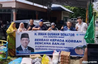 Teks Foto : Irman Gusman Distribusikan Bantuan korban banjir di Ulakan Padang Pariaman, Rabu (26/11/2025). IST