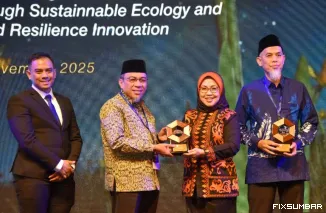 Teks Foto : Pemerintah Kota Padang kembali menorehkan prestasi gemilang dengan meraih penghargaan pada ajang ISNA 2025, Sabtu (8/11/2025) di Banten. IST