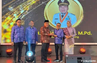 Teks Foto : Maigus Nasir Dinobatkan sebagai Tokoh Keterbukaan Informasi, Selasa (18/11/2025). FARDIANTO