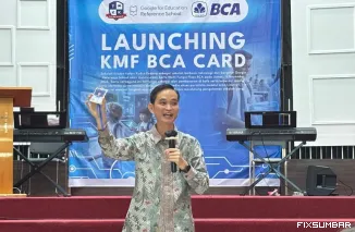 Teks Foto : Ketua Yayasan sekaligus Kepala Sekolah Kristen Kalam Kudus Padang, Hendri Gunawan saat memperkenalkan kartu multifungsi Flazz BCA, Jumat (14/11/2025). FARDIANTO