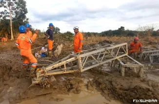 Di tengah medan yang berlumpur, petugas PLN melakukan perakitan tower darurat di jalur transmisi Langsa-Pangkalan Brandan. IST