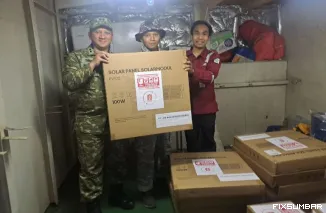 Teks Foto : Petugas menunjukkan modul PLTS Portable PT Len yang akan dikirim ke Sumatera di sela proses muat ke KRI Surabaya-591 di Jakarta, Kamis (11/12/2025). IST