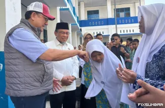 Teks Foto : Senator Irman Gusman didampingi Wawako Padang Maigus Nasir serahkan bantuan secara simbolis kepada 21 siswa SMP Negeri 3 Padang, Rabu (7/1/2026). FARDIANTO