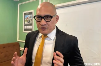 Advokat Dr. Suharizal, S.H., M.H., M.M., M.IP., CLA saat konferensi pers, Senin (19/1/2026). FARDIANTO