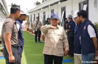 Presiden Prabowo berdialog dengan Gubernur Aceh, Muzakir Munaf, Menko Bidang Infrastruktur dan Pembangunan Kewilayahan, Agus Harimurti Yudhoyono, CEO Danantara Rosan Roeslani dan COO Danantara Dony Oskaria, di huntara, Aceh Tamiang, Kamis (1/1). IST