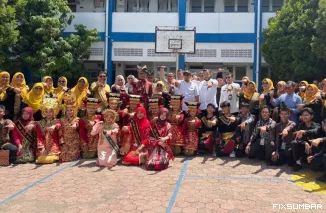Teks Foto : COO Danantara Dony Oskaria mengunjungi sekolah lamanya, SMPN 7 Padang, Jumat (20/2/2026). FARDIANTO