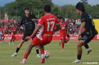 TEKS FOTO: Pemain Semen Padang FC (merah) pada pertandingan sebelumnya. Semen Padang FC punya peluang  mengalahkan Persib Bandung nanti malam. IST