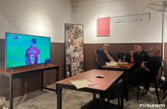Teks Foto : Menonton pertandingan Semen Padang VS Persib Bandung di salah satu kafe di Kawasan Ulak Karang Padang, Minggu (5/4/2026). Dokumen Fixsumbar