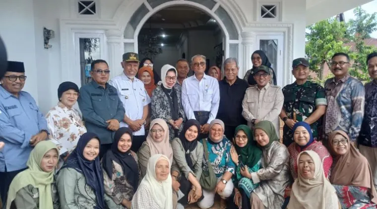 Menteri PU ke Tanjuang Alam Kunjungi Ortu Dony Oskaria