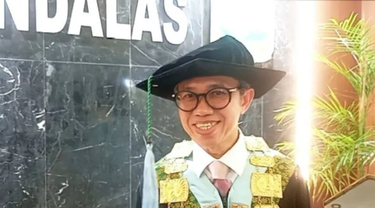 Unand Wisuda 1.321 Lulusan, Rektor Efa Yonnedi: Dunia Kerja Cari Karakter, Bukan Sekadar Ijazah