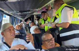 Andre Rosiade Lepas Kloter 14 Embarkasi Padang, Jamaah Haji Sumbar Dapat Tambahan 100 Riyal