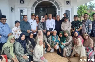 Menteri PU ke Tanjuang Alam Kunjungi Ortu Dony Oskaria