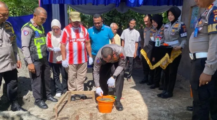 Hari Bhayangkara ke-80, Ditlantas Polda Sumbar Bedah Rumah Warga Kurang Mampu