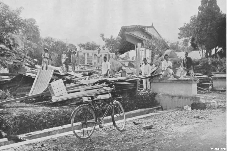 Gempa 1926 yang direkam di seismogram yang berada di Batavia (Jakarta) - klise J.B Wolters. Sumber: Dr. S.W Visser,  Seismologie, J. Noorduijn En Zoon N.V, Gorinchem, 1943.