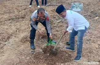 Teks Foto : Ketua PC GP Ansor Sijunjung Gus Lur Saat Menanam Pohon. Ist