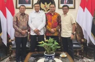 Teks foto: Dari kiri mantan Rektor UNP Prof. Ganefri, Menko Polkam Jenderal TNI (Purn.) Djamari Chaniago, Rektor UNP Prof. Krismadinata, dan alumnus UNP Khairul Jasmi, seusai pertemuan di Kantor Kemenko Polkam, Jakarta, Selasa (9/6). IST